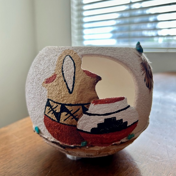 Native American Signed Pottery Vase,Native American Turquoise Gem Feathers - Picture 7 of 8